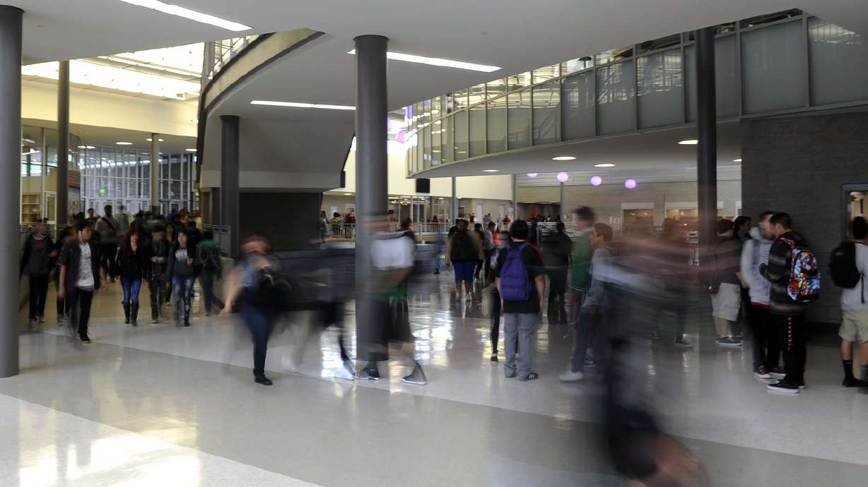 Four-year high school 'a better pedagogical model,' say parents, educators