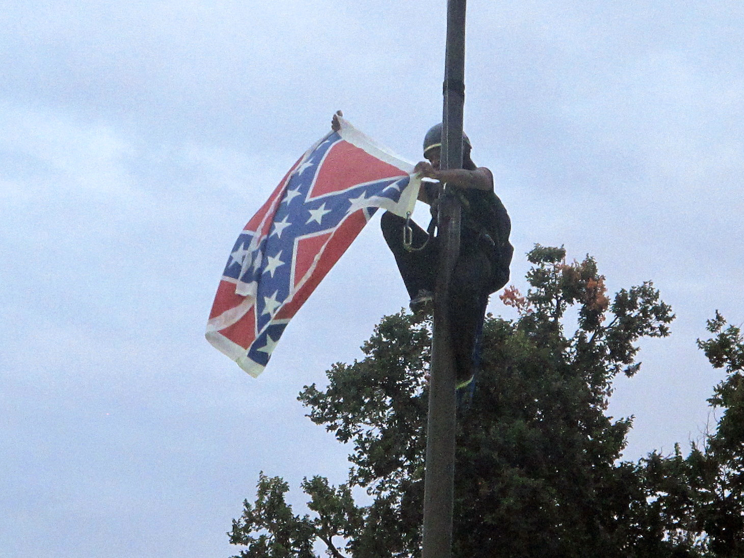 Woman removes Confederate flag in front of SC statehouse