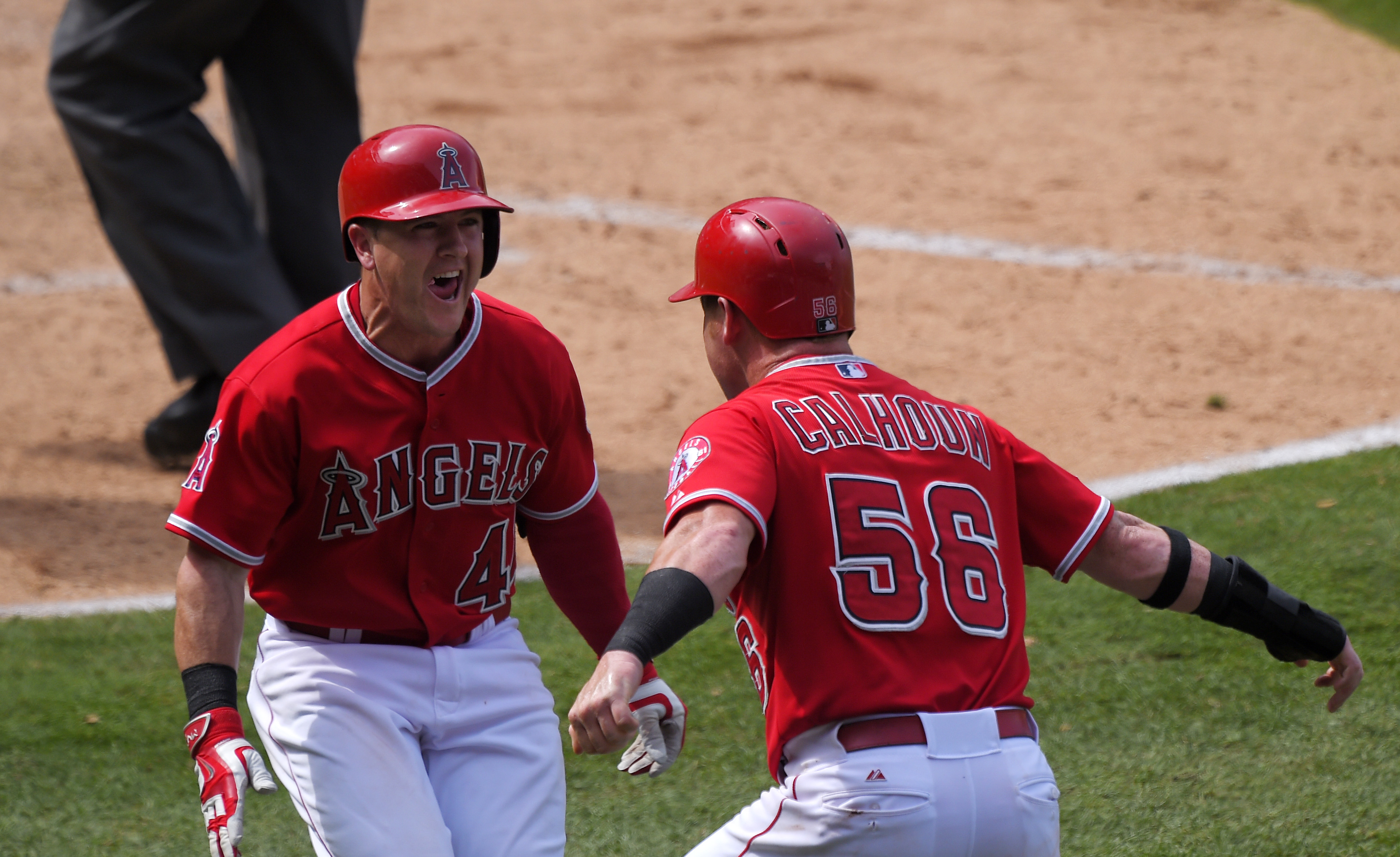 Angels win on wild pitch, beat Mariners 3-2 in 10 innings