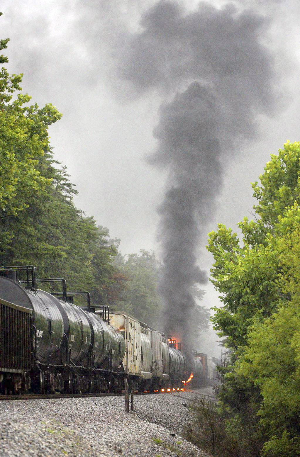 Officials lift evacuation after Tennessee train derailment
