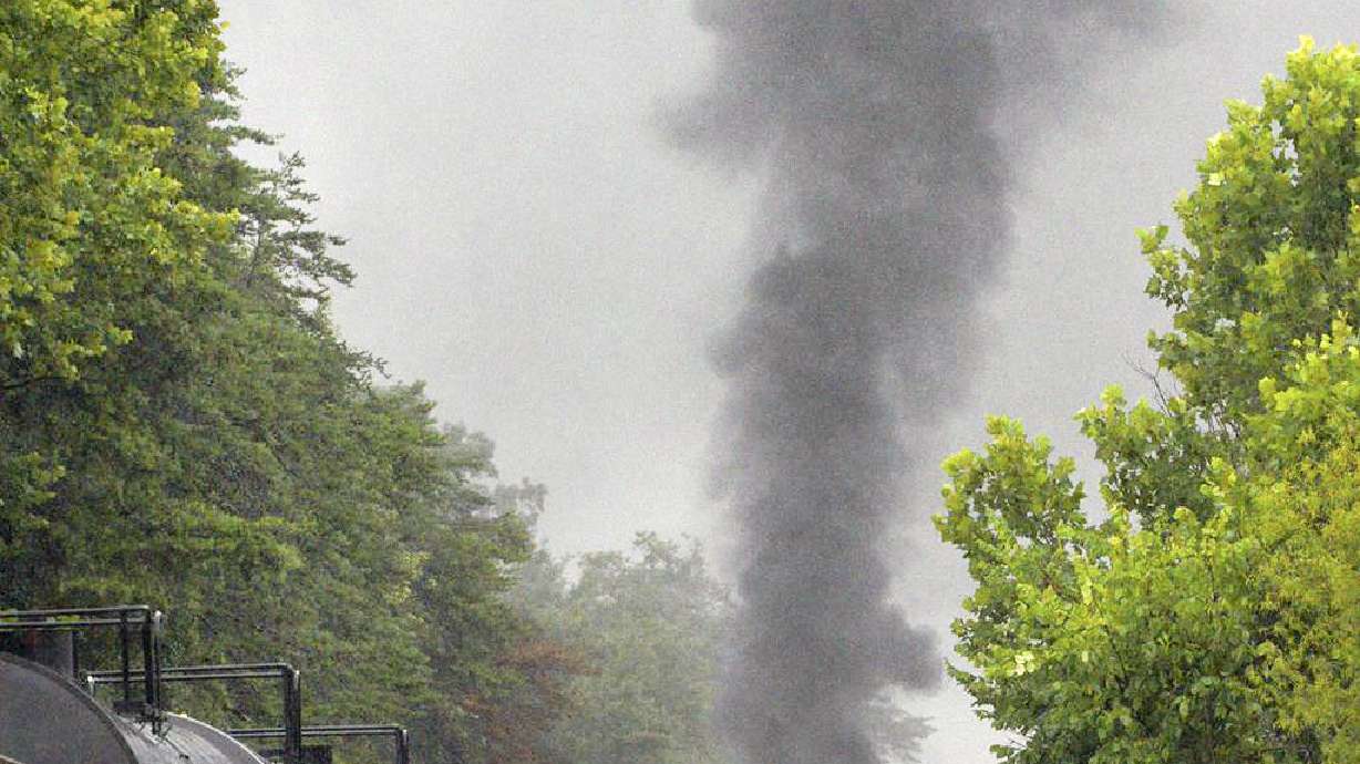 Officials lift evacuation after Tennessee train derailment