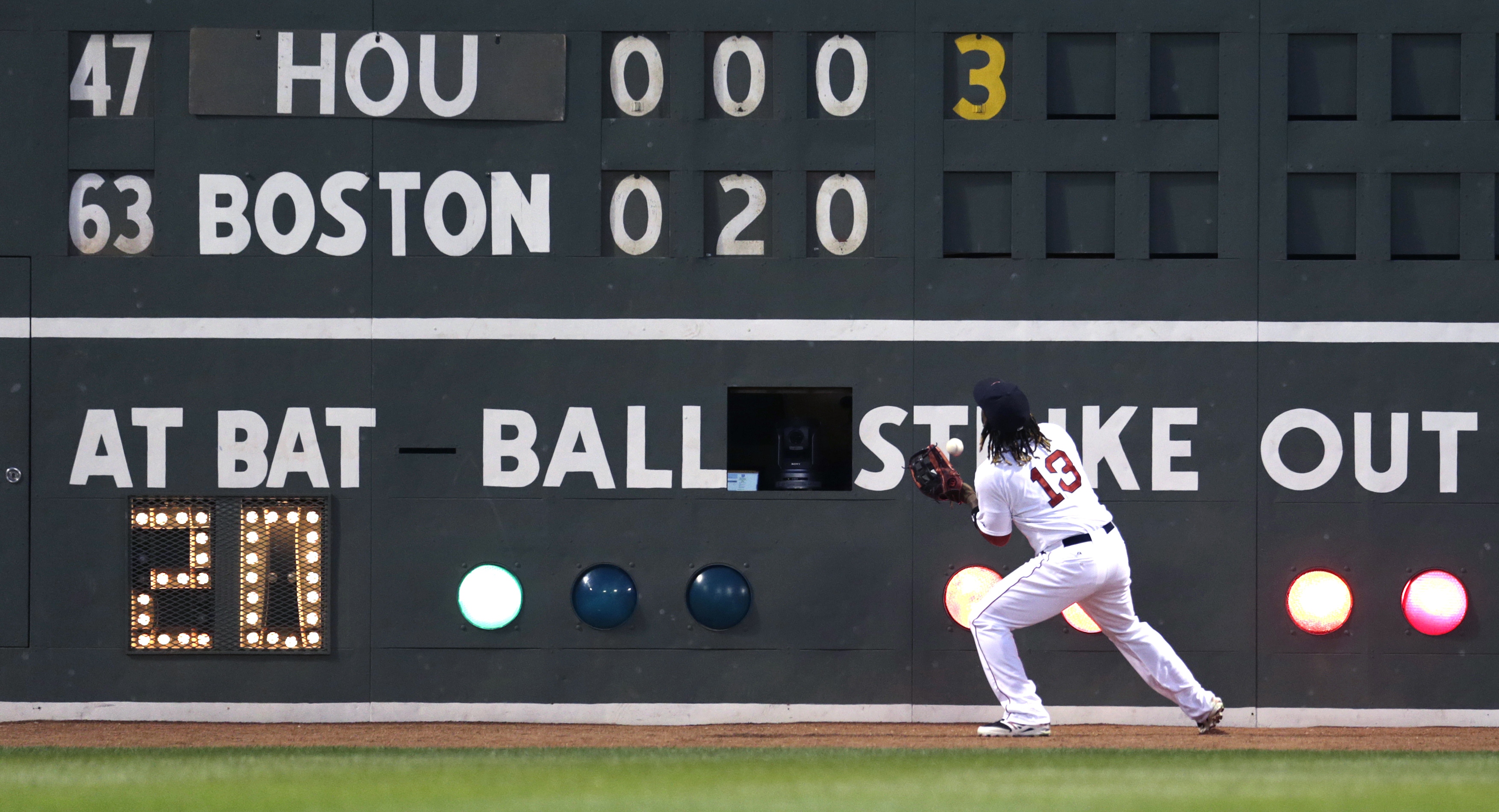 Napoli error leads to 4-run 10th as Astros beat Red Sox 12-8