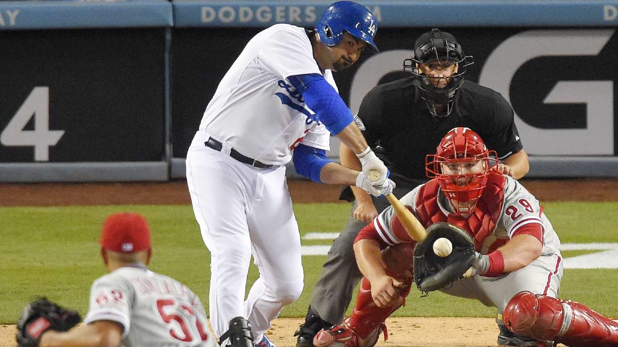 Greinke extends scoreless streak, Dodgers blank Phillies 6-0