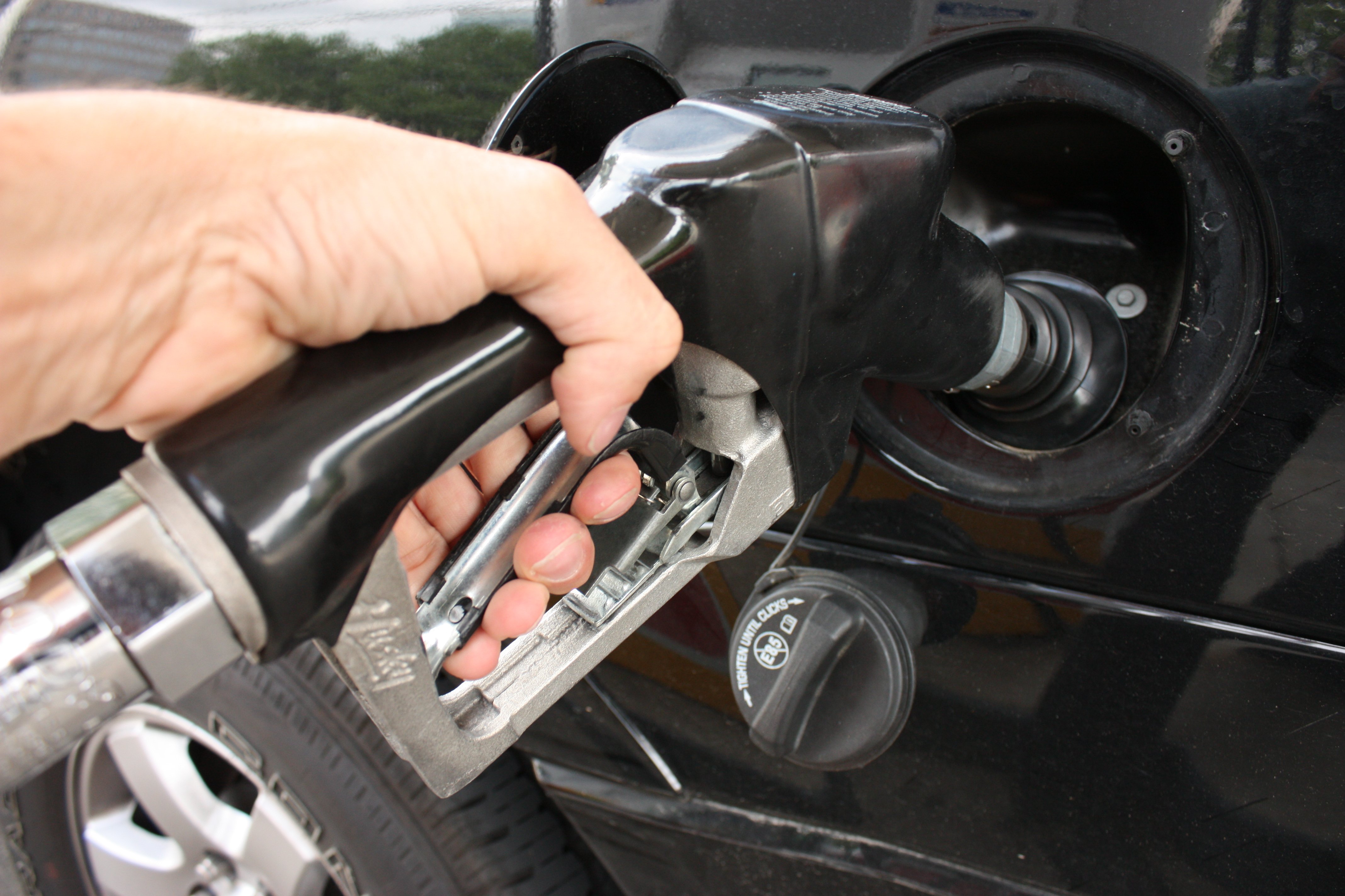 Average US gas prices rise a penny, reversing 11-week trend