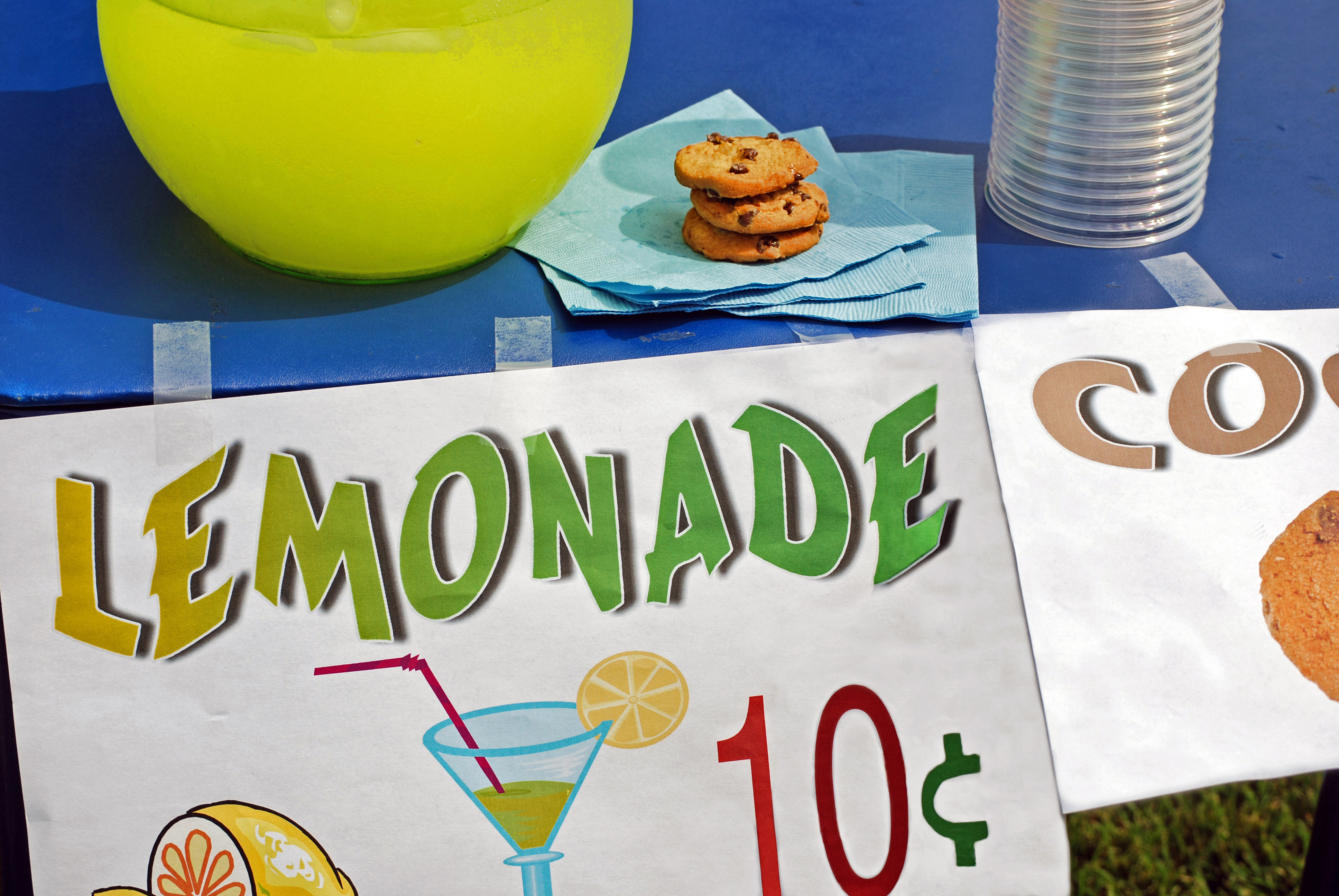 Man robs 13-year-old girls' lemonade stand, police say
