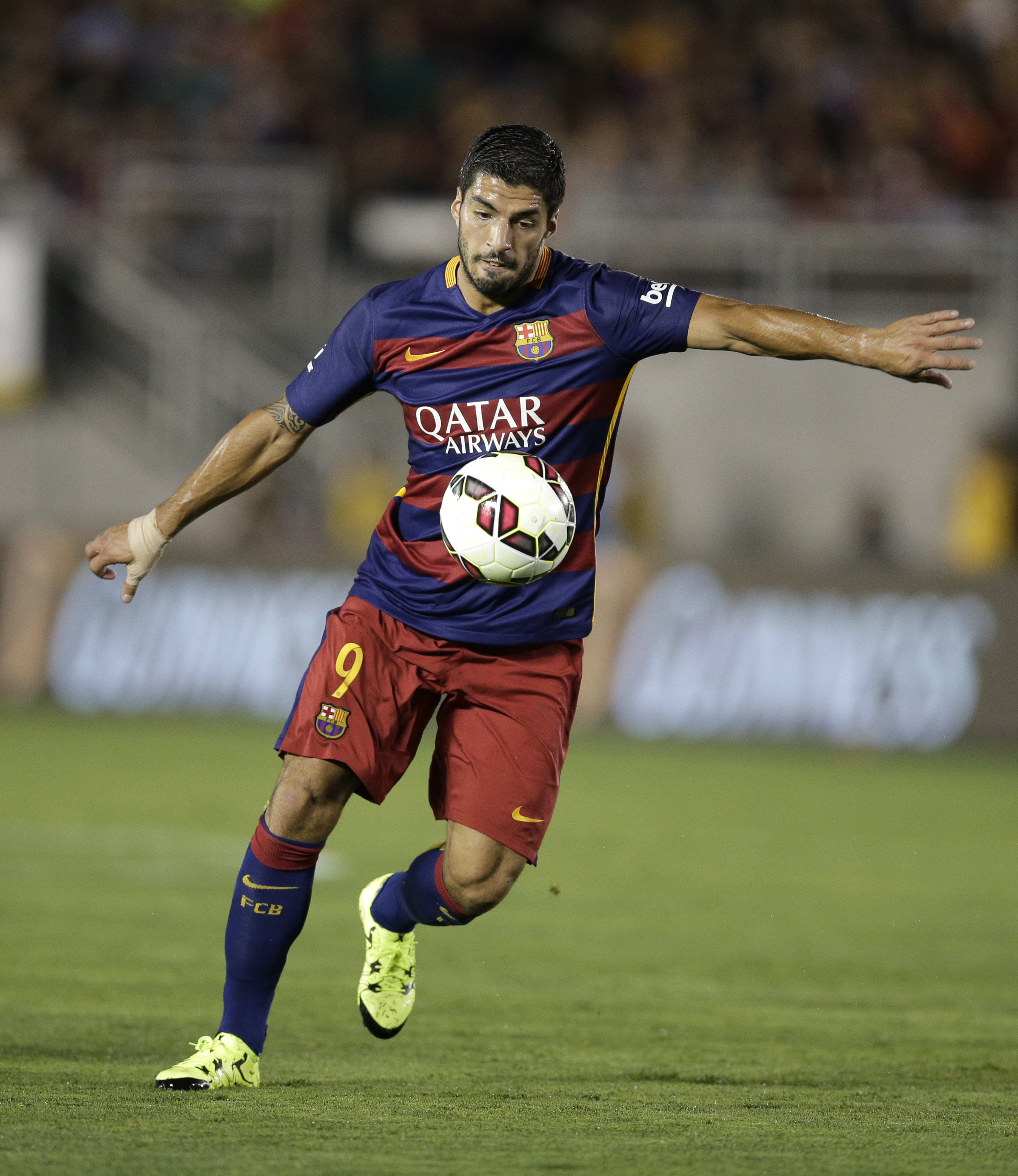 Barcelona beats LA Galaxy 2-1 before record Rose Bowl crowd