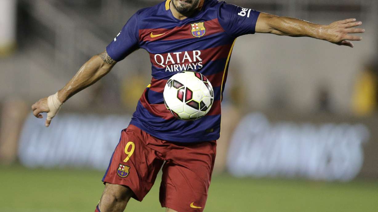 Barcelona beats LA Galaxy 2-1 before record Rose Bowl crowd