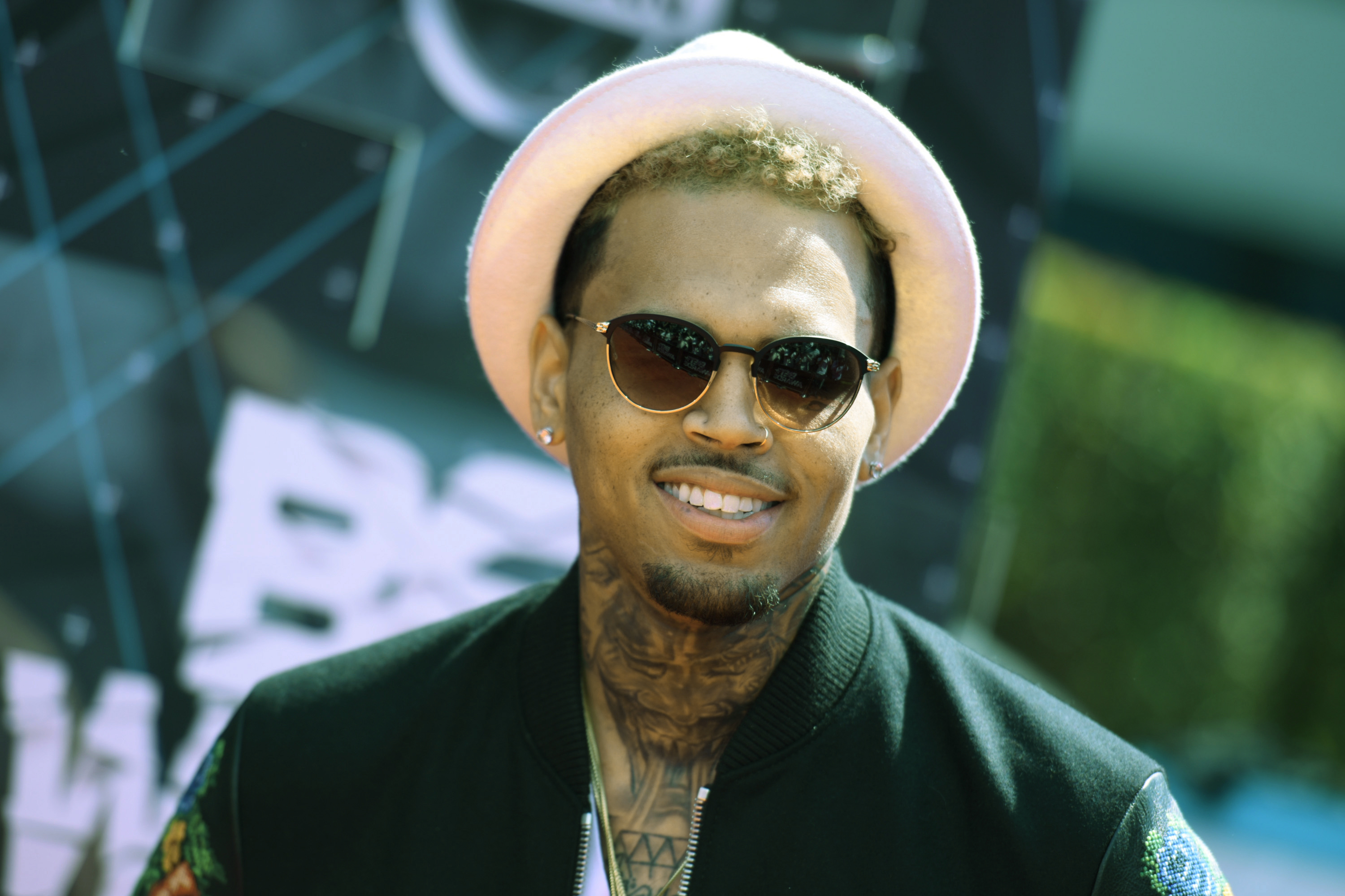 Chris Brown's Manila departure delayed over fraud allegation