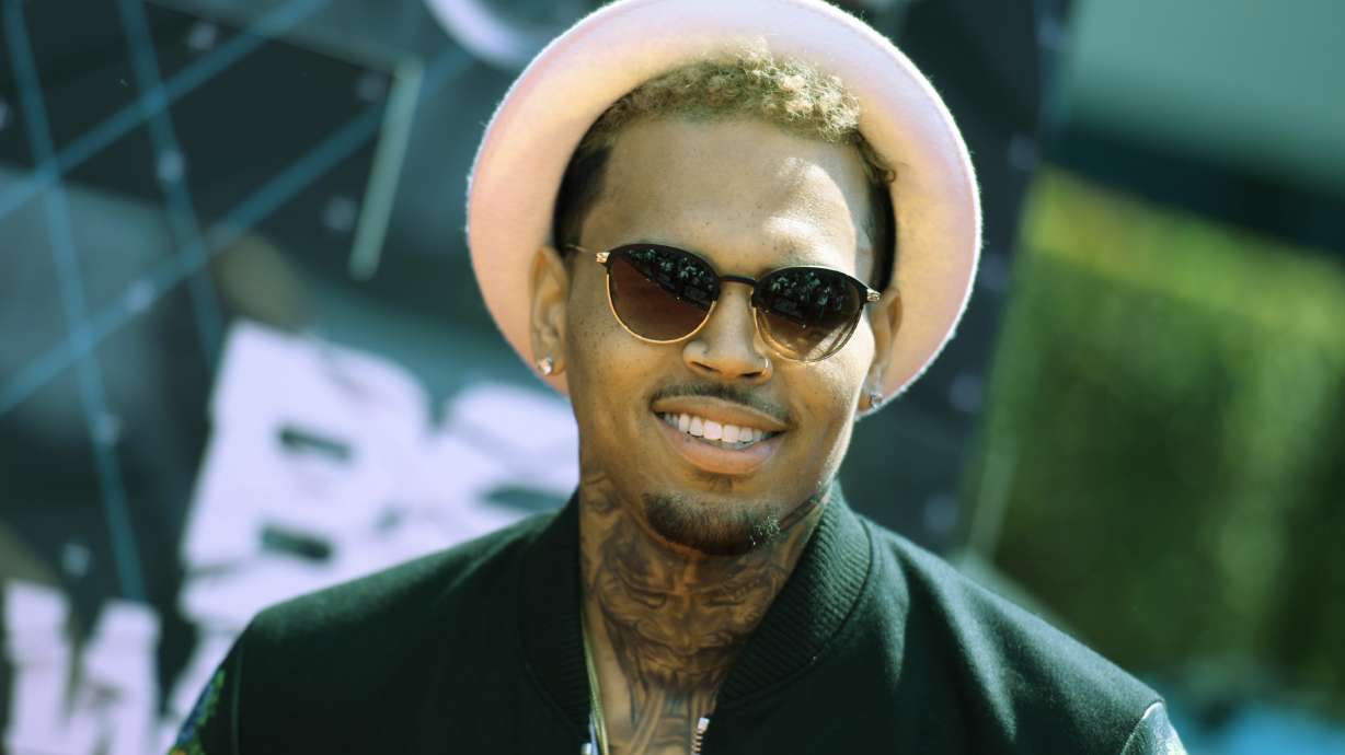 Chris Brown's Manila departure delayed over fraud allegation