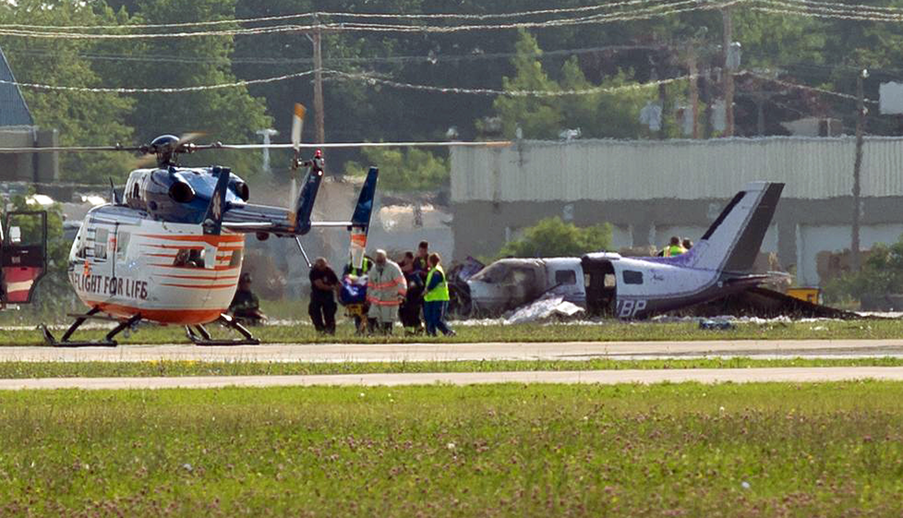 Small plane crashes at Wisconsin airport, 6 injured