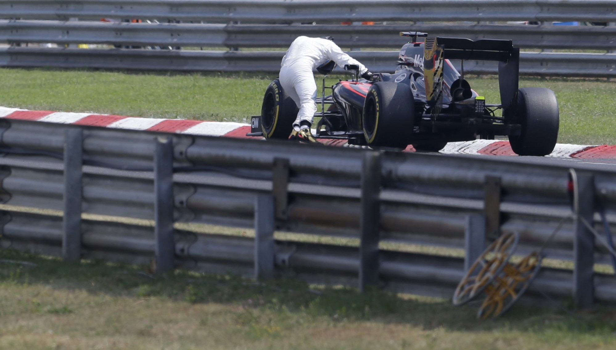 McLaren misery as Alonso stalls, Button fails to make Q2