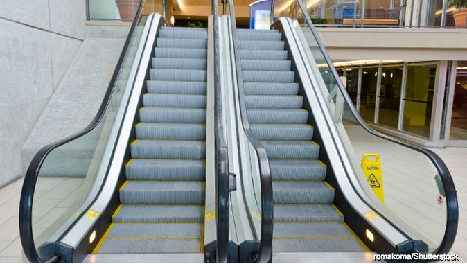 Mujer muere al caer en maquinaria de escalera mecánica salvando antes a su hijo de 2 años 