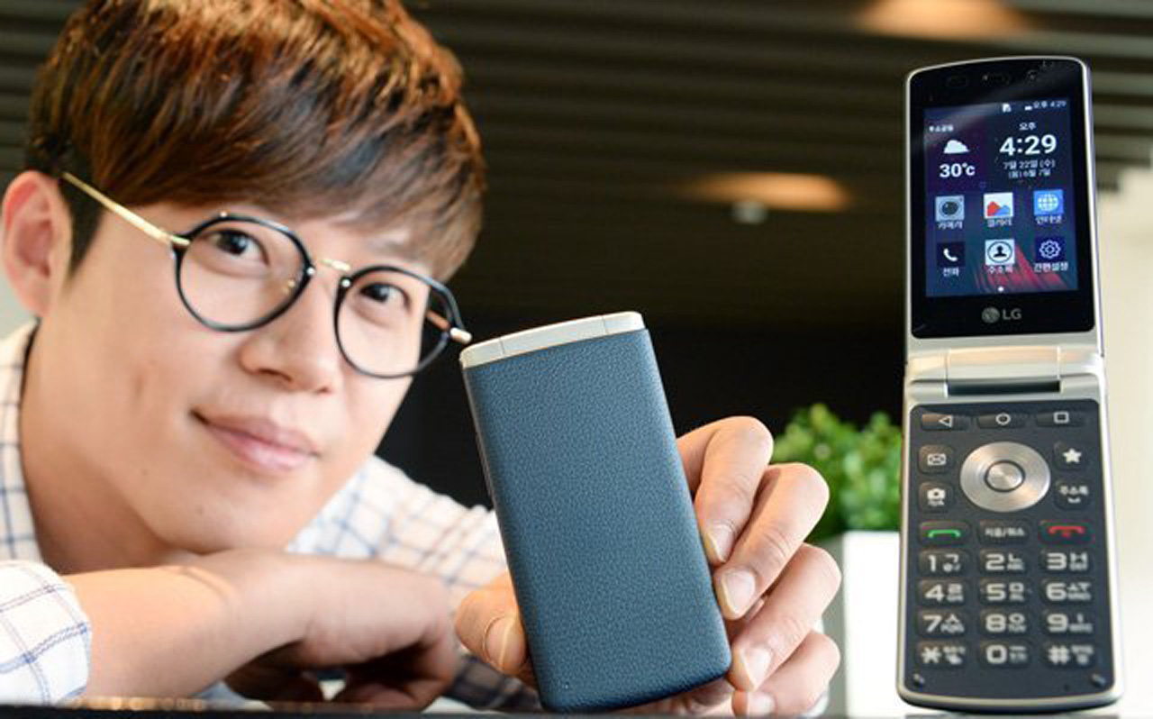LG unveils a 'smart' new flip phone