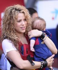 Bebé de Shakira y Piqué chuta balón a los 6 meses