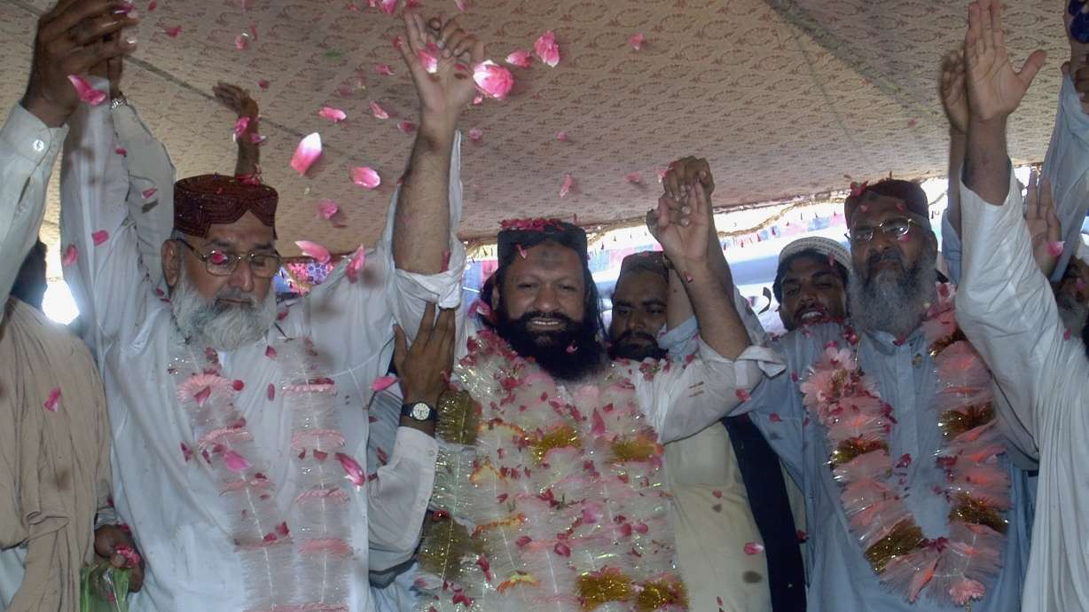 Pakistan buries Islamic militant leader killed in attack