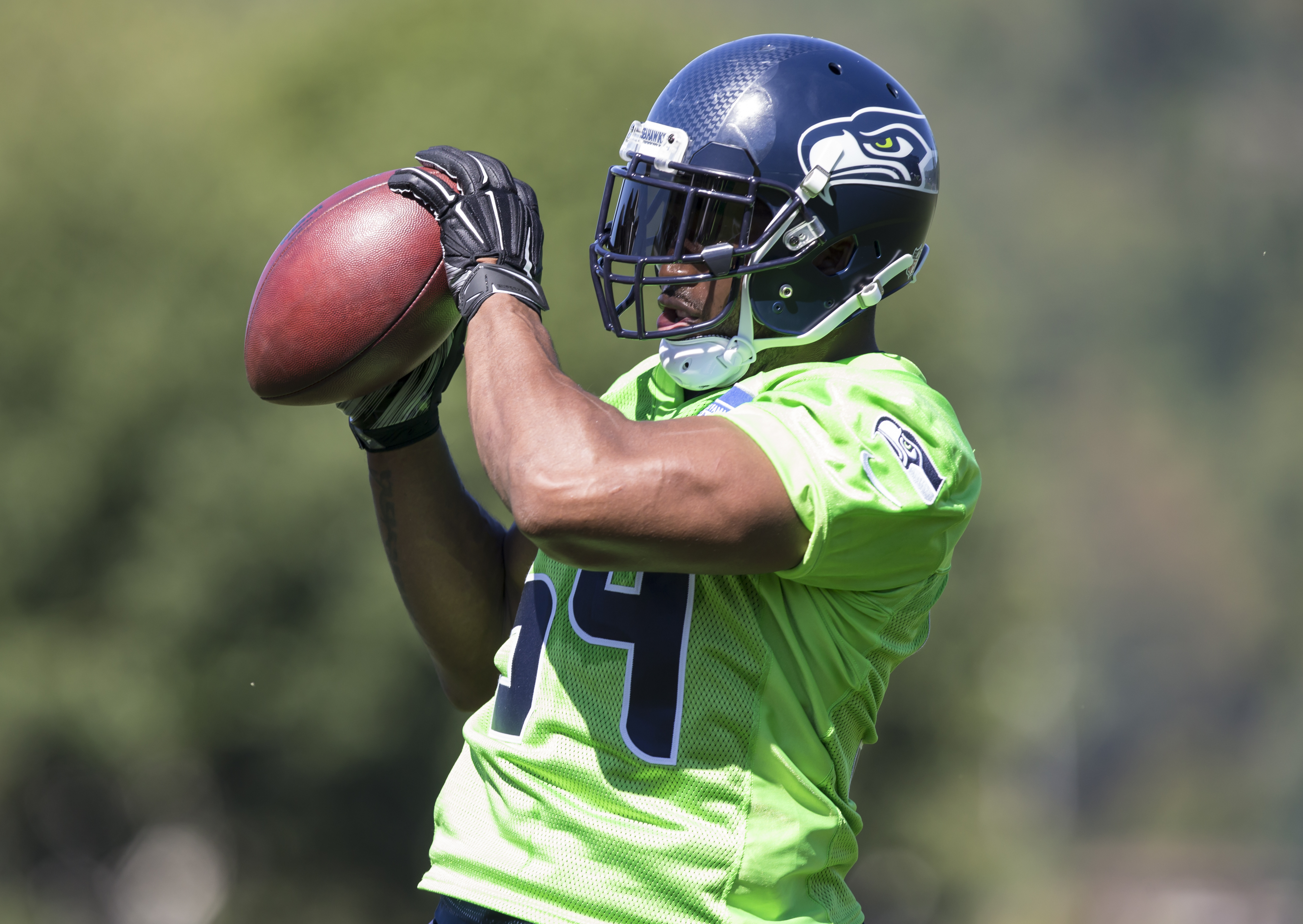 Bennett shows, Chancellor holds out to start Seahawks camp