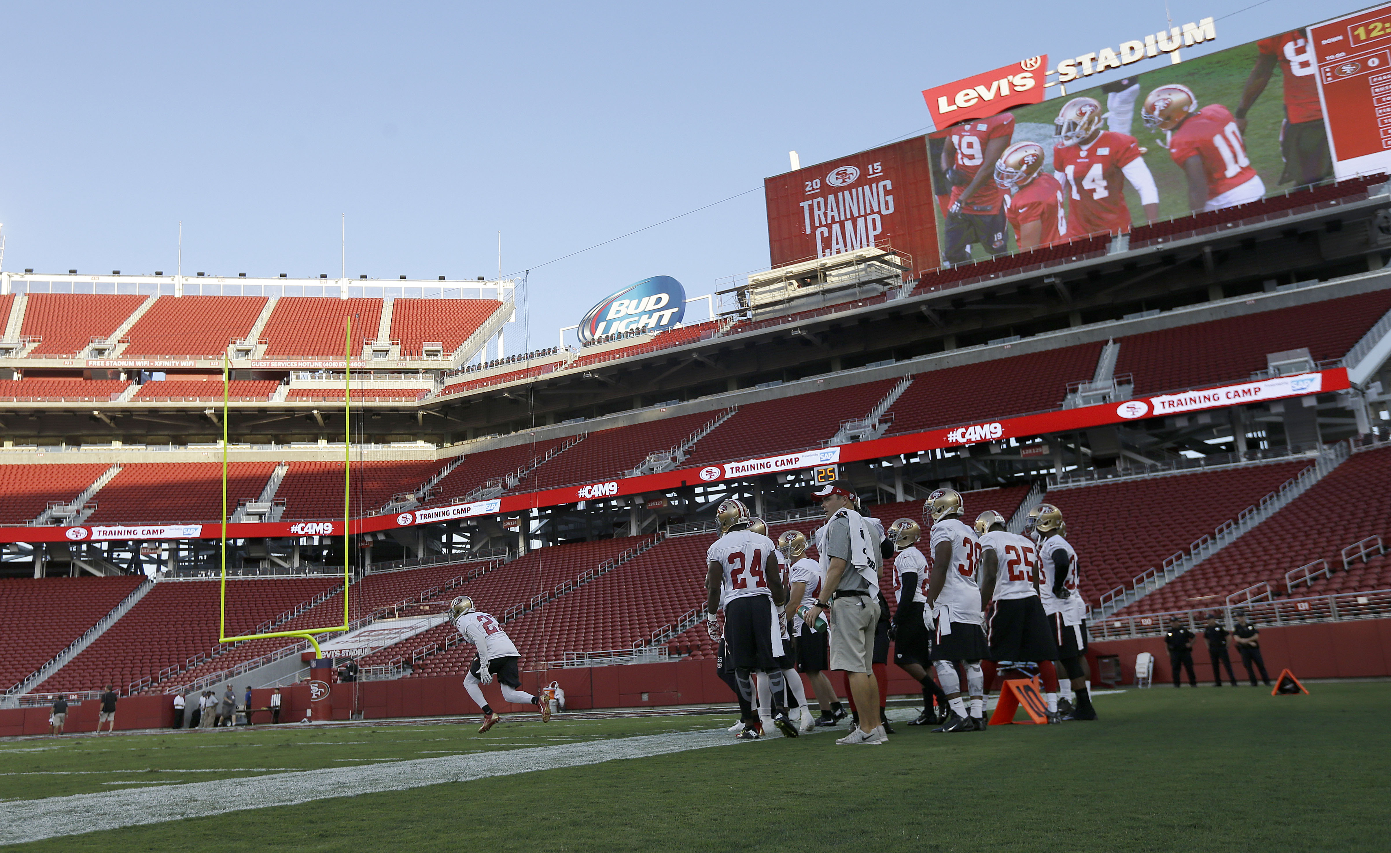 49ers deal with loose sod in Levi's Stadium on first day
