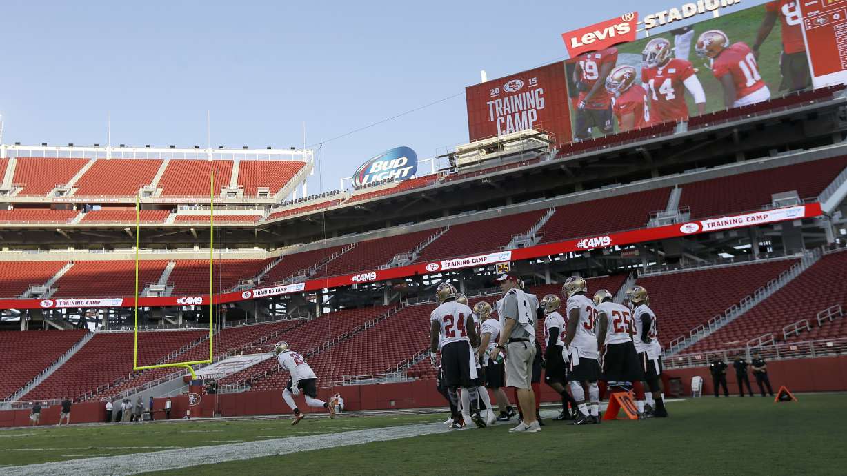 49ers deal with loose sod in Levi's Stadium on first day