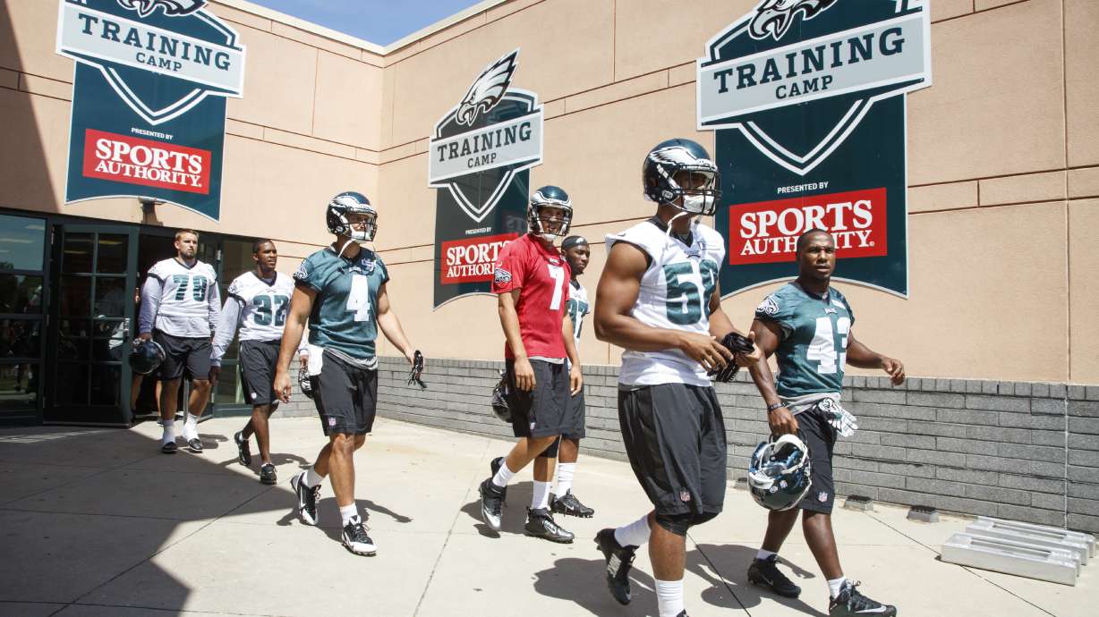 Sam Bradford doesn't hold back in practice with Eagles