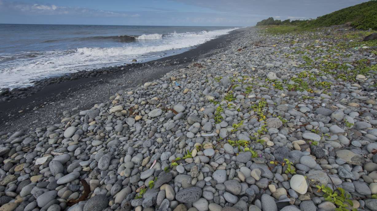 MH370 hunt moves to where British pilot believes it crashed