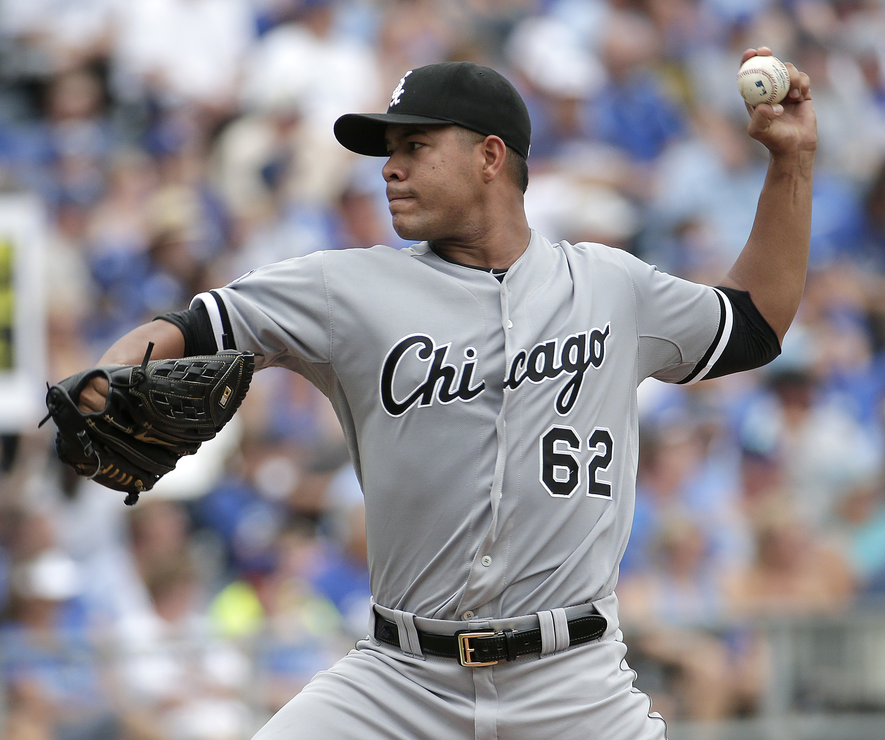 Rios beats tag in 8th, Royals sweep White Sox