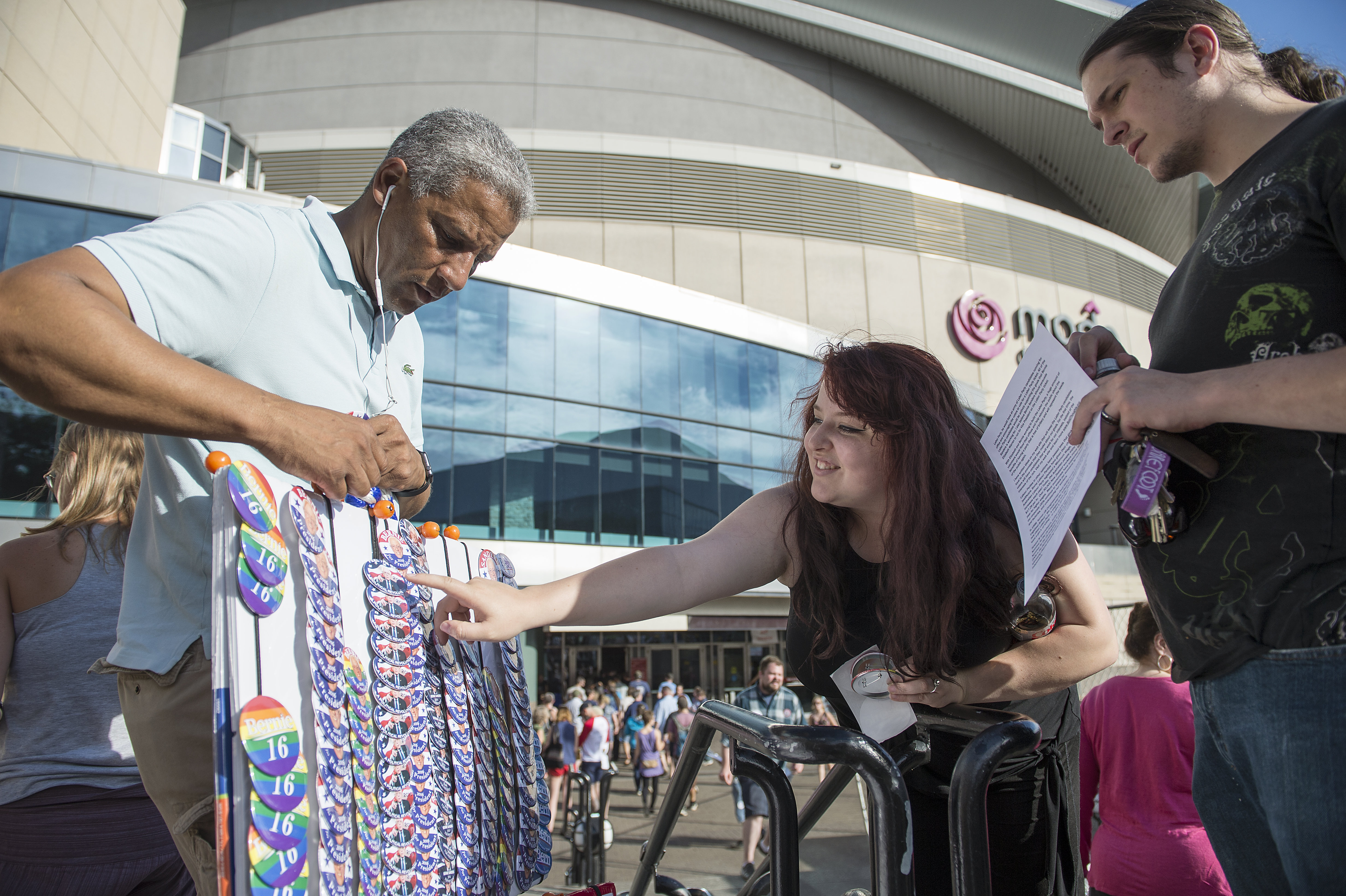 Bernie Sanders draws large crowd to Portland, Oregon, arena