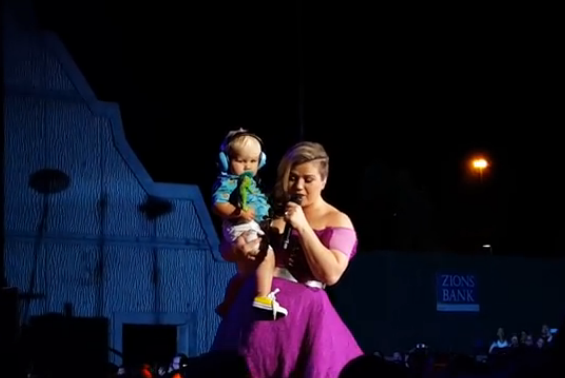 La cantante Kelly Clarkson se detiene para levantar a pequeño en concierto en UT