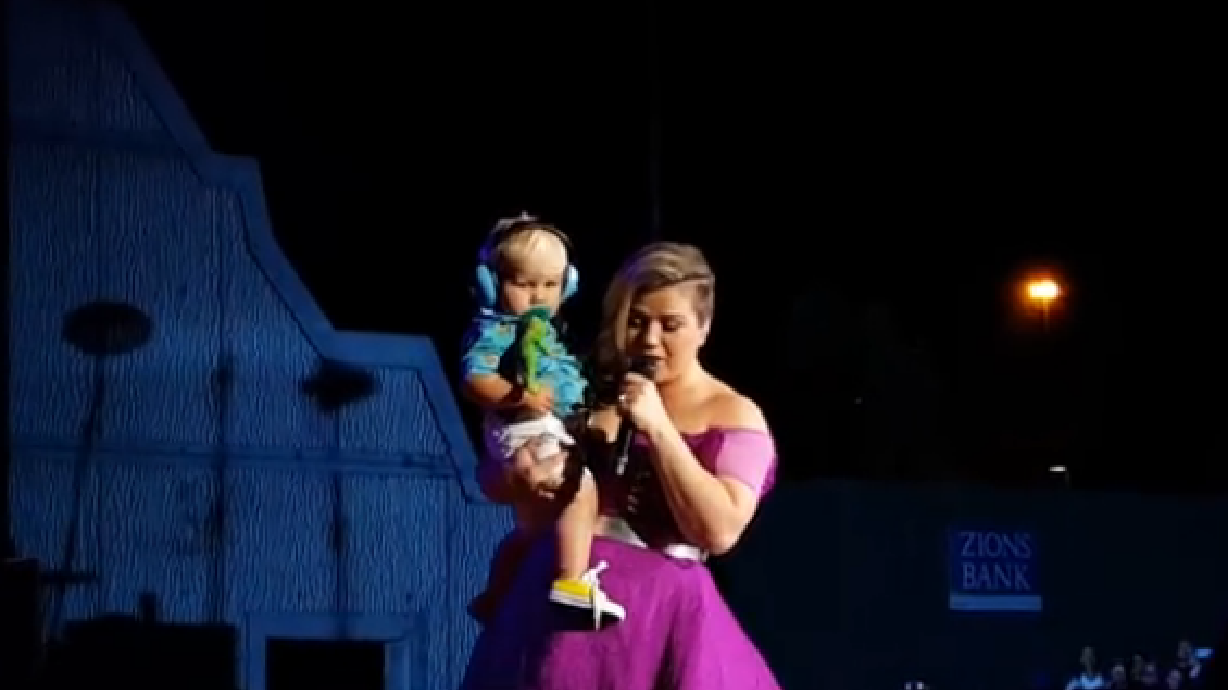 La cantante Kelly Clarkson se detiene para levantar a pequeño en concierto en UT