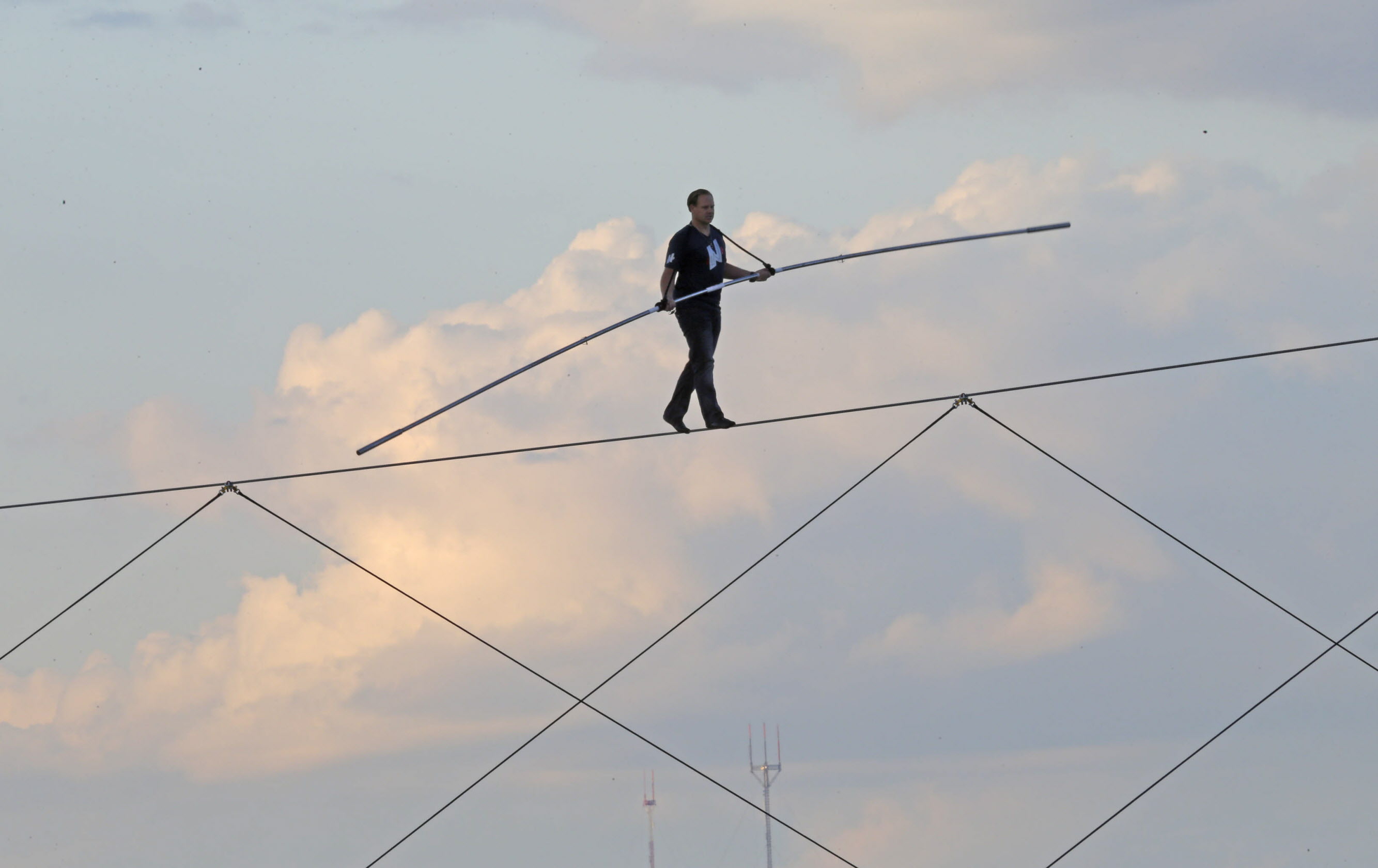 Wallenda completes his longest tightrope walk in Wisconsin