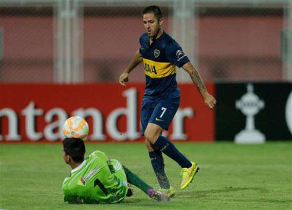Juan Martinez of Argentina's Boca Juniors, right, scores against Venezuela's Zamora goalkeeper Alvaro Forero, during their Copa Libertadores soccer match in Barinas, Venezuela, Tuesday, March 17, 2015. (Photo: Fernando Llano, Associated Press)