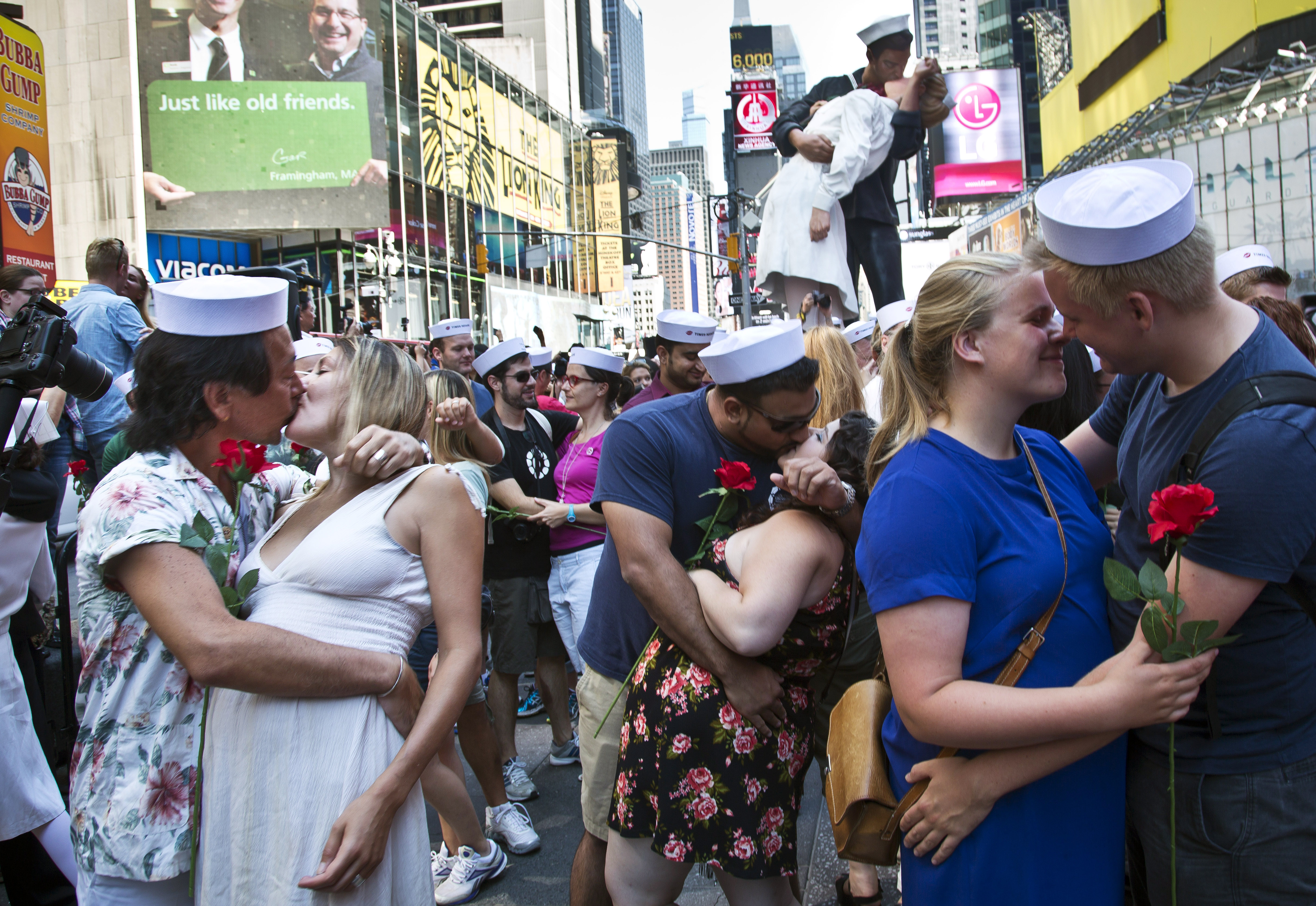 Couples gather in Times Square to re-enact kiss at war's end