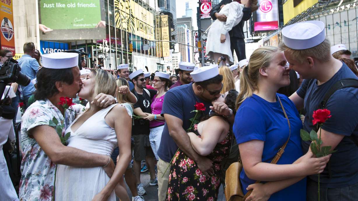Couples gather in Times Square to re-enact kiss at war's end