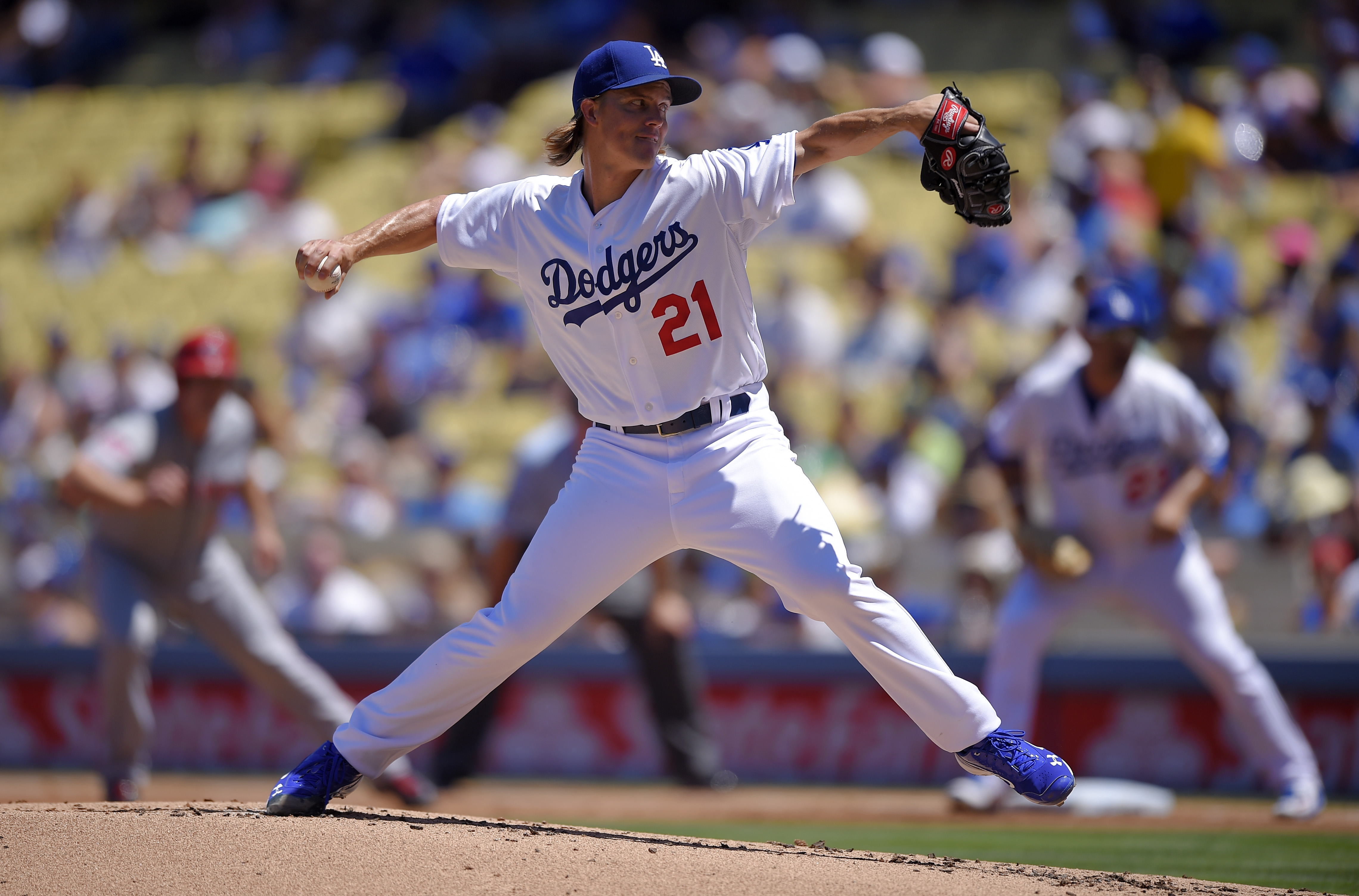 Greinke dominates, hits go-ahead HR as Dodgers beat Reds 2-1