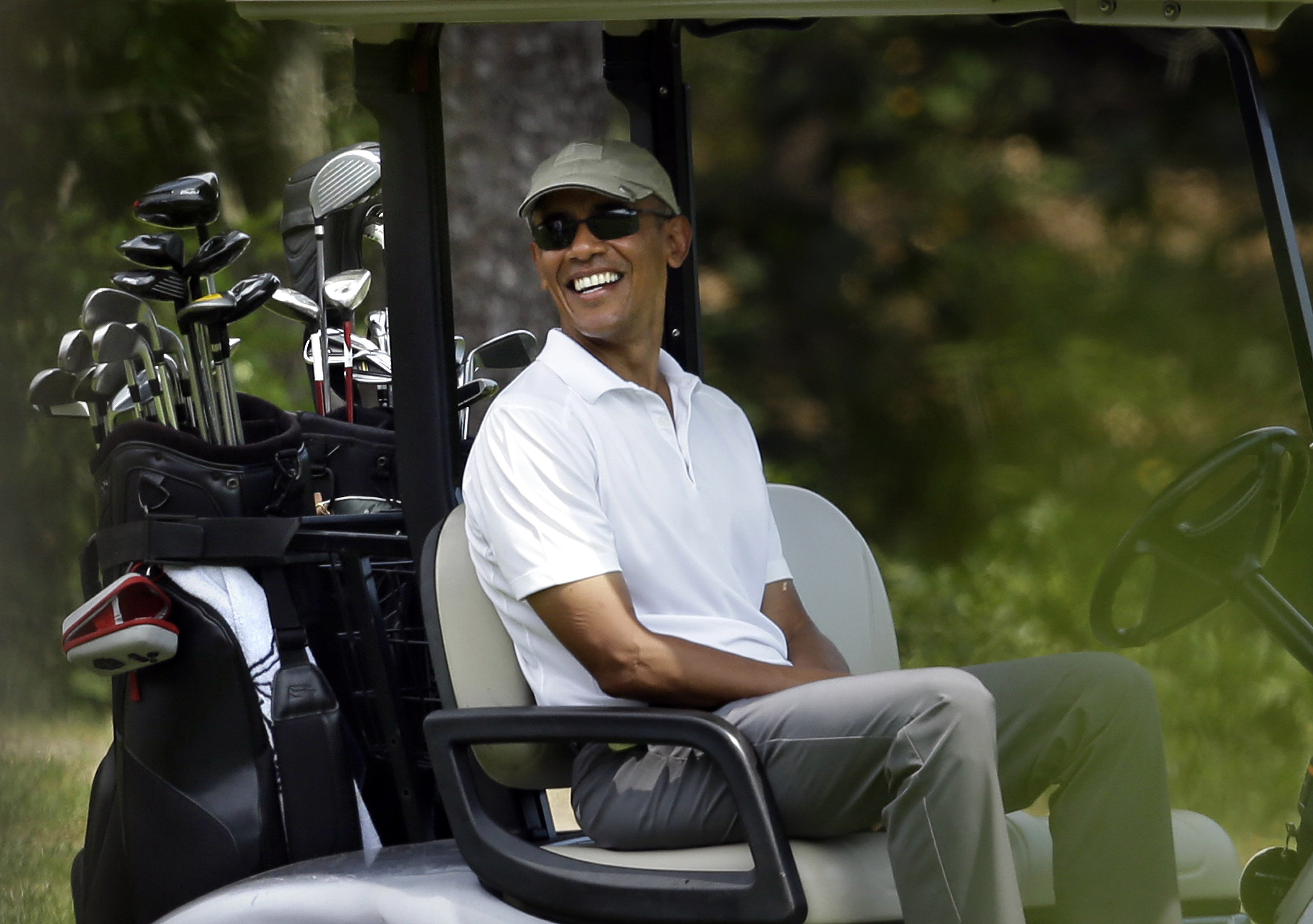 Obama golfs, reads and enjoys private beach on vacation