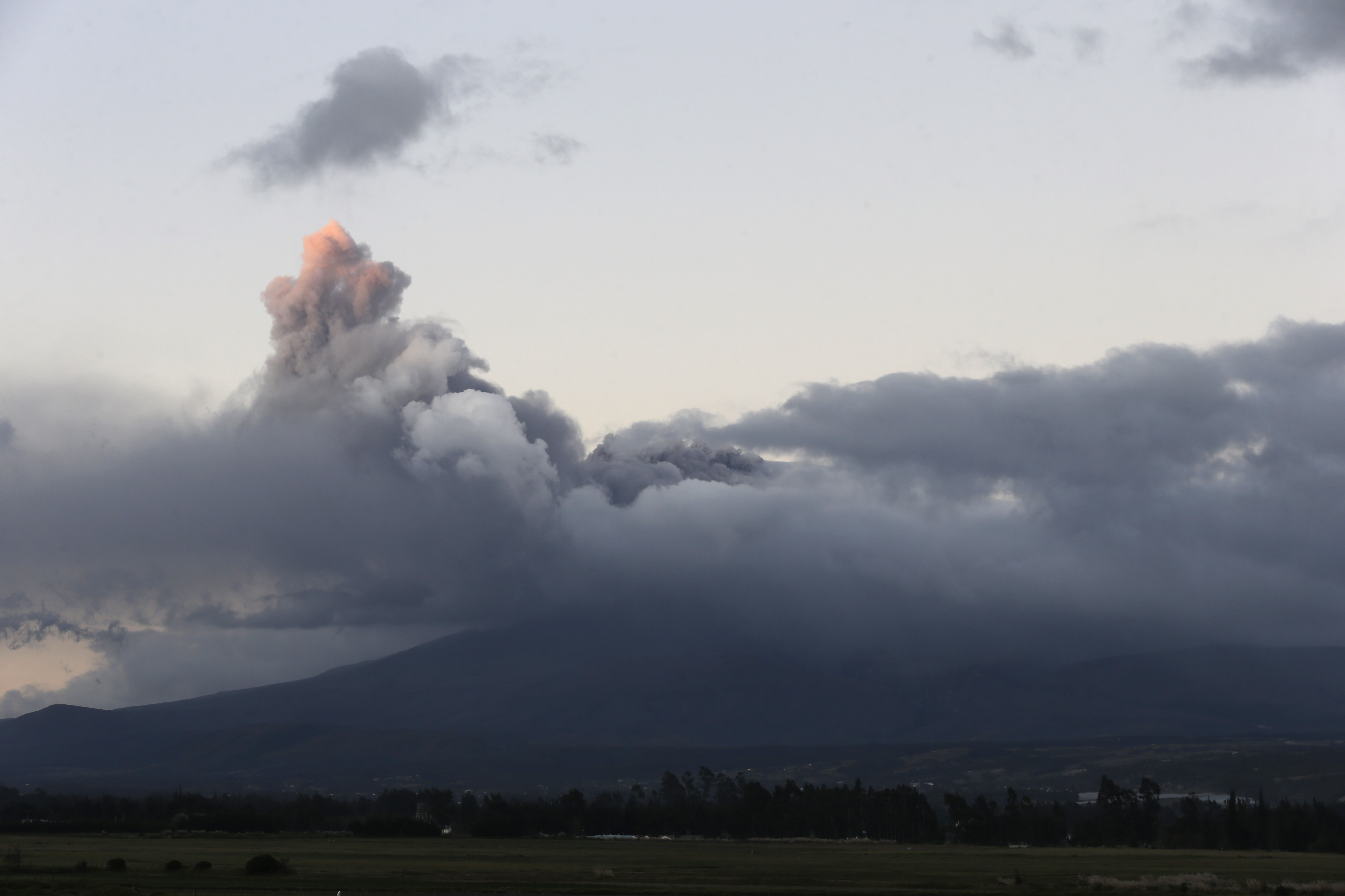 About 325,000 live in shadow of Ecuador's Cotopaxi volcano