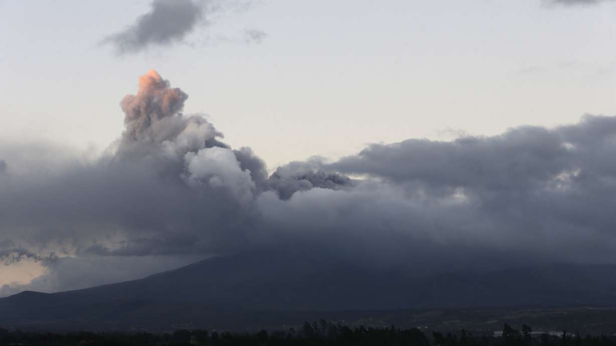 About 325,000 live in shadow of Ecuador's Cotopaxi volcano