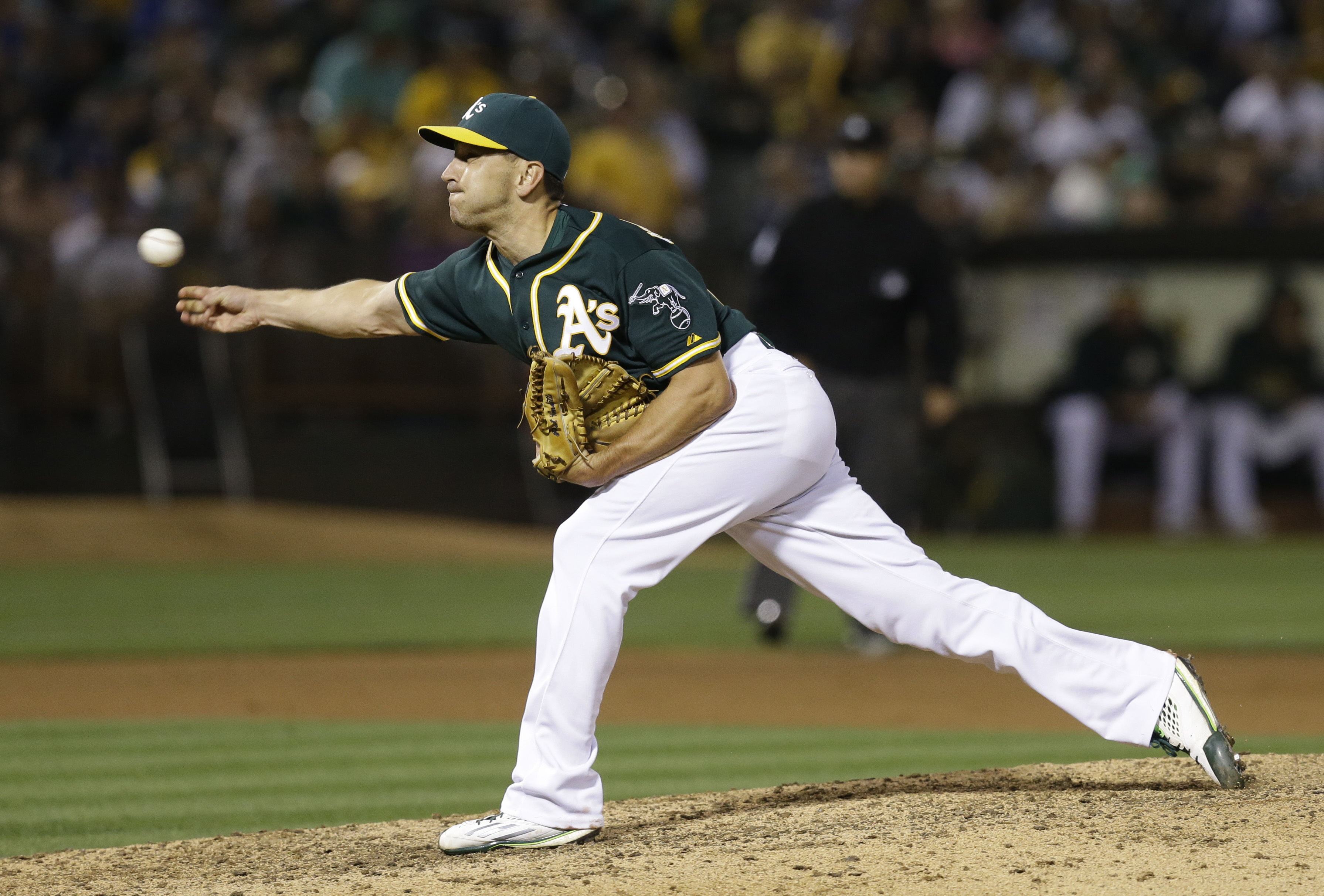 A's edge Dodgers 5-4 in 10 innings
