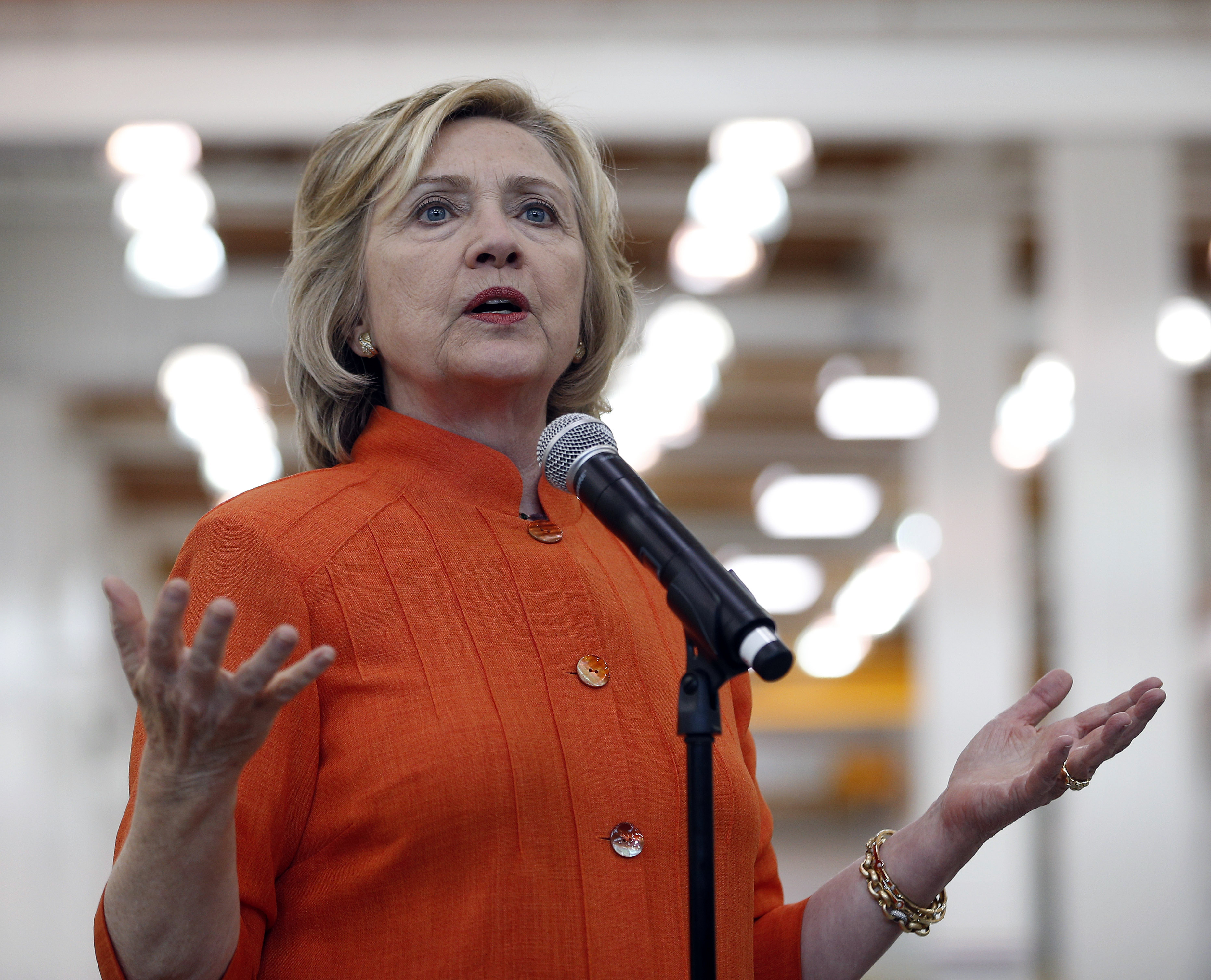 Clinton seeks distance from Obama on climate change issues