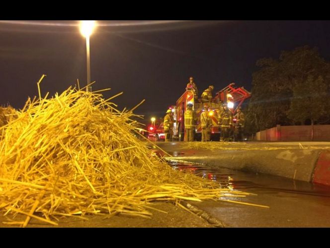 Mujer prende fuego a 2 camiones transportando paja en Midvale al lado de estación de TRAX