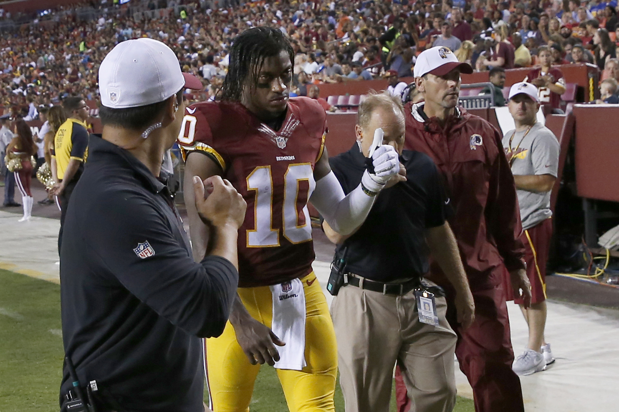 RG3 leaves with concussion in Redskins' 21-17 win over Lions