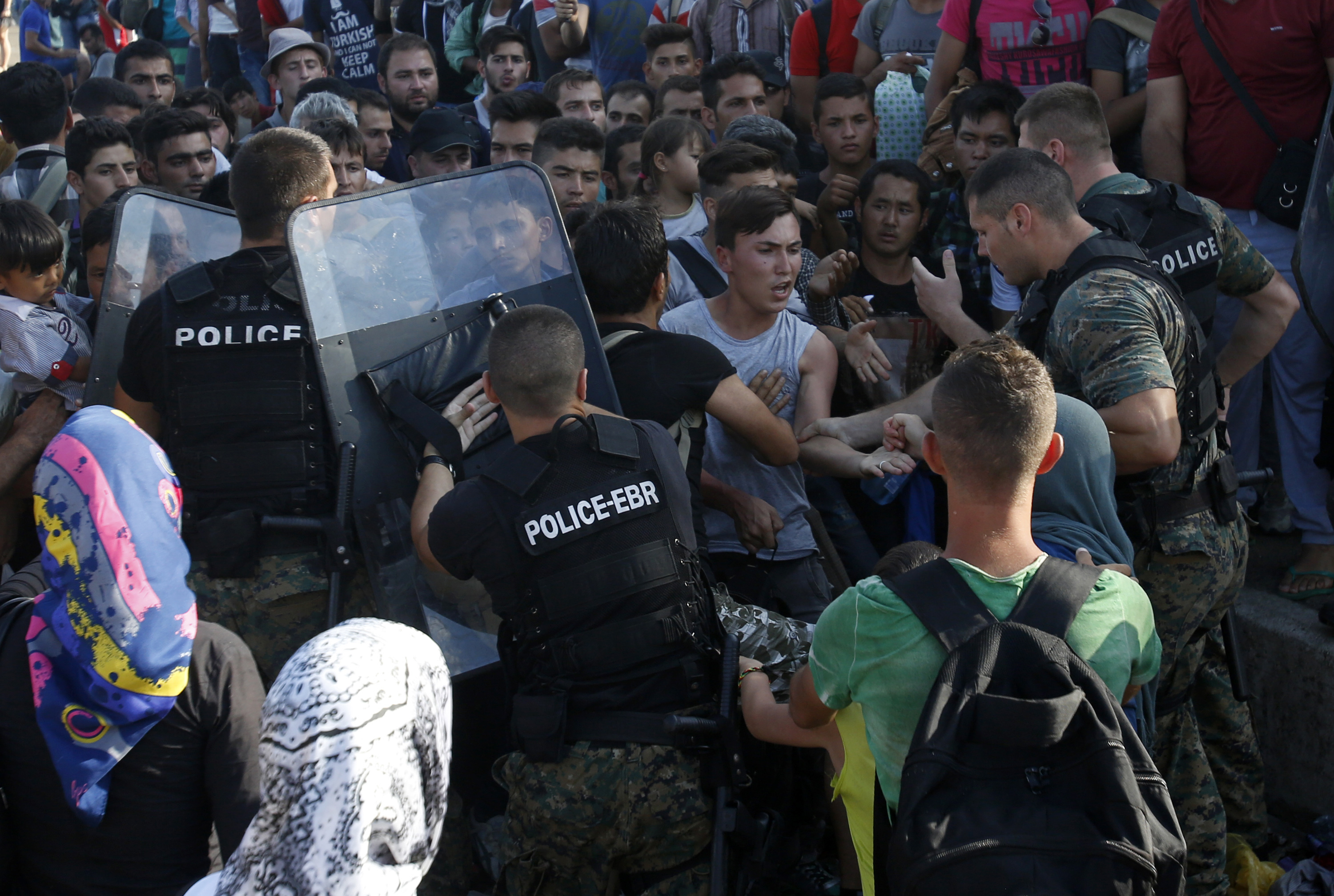 Migrants clash with Macedonian police on border with Greece
