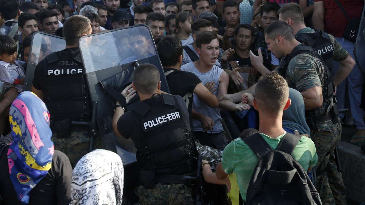 Migrants clash with Macedonian police on border with Greece