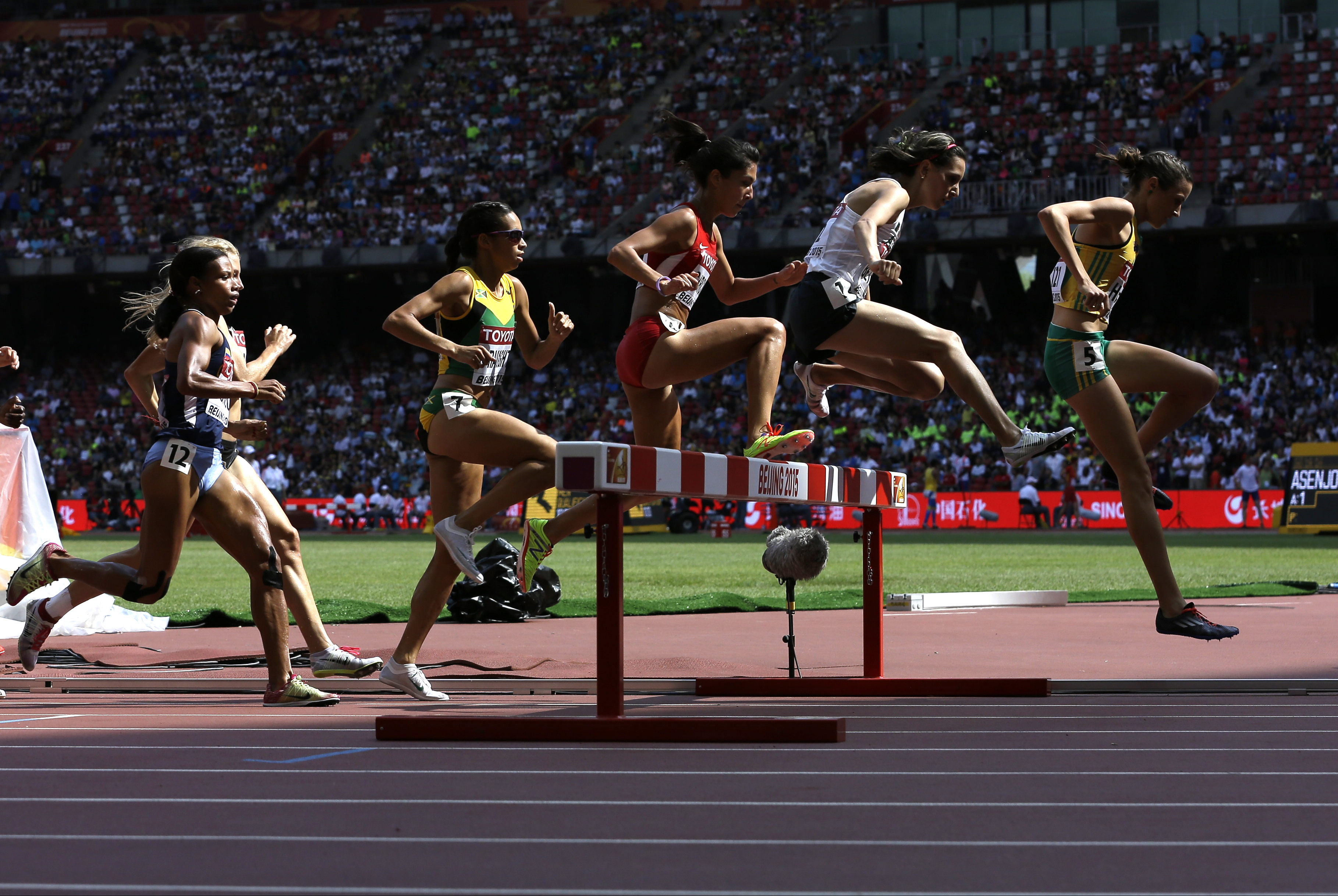 The Latest: Fraser-Pryce wins 100, matches Bolt at worlds