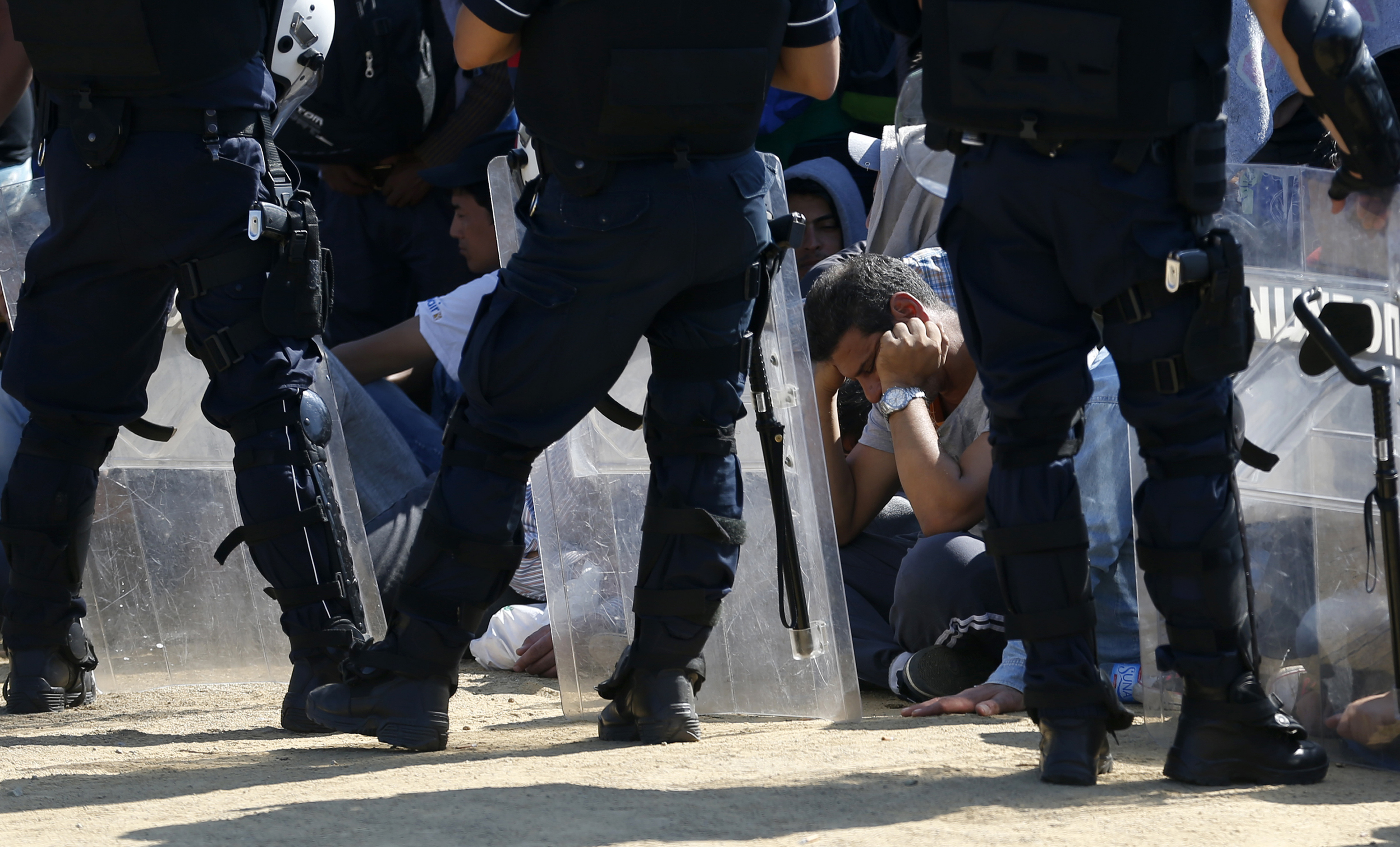 Wave of EU-bound migrants crosses into Serbia