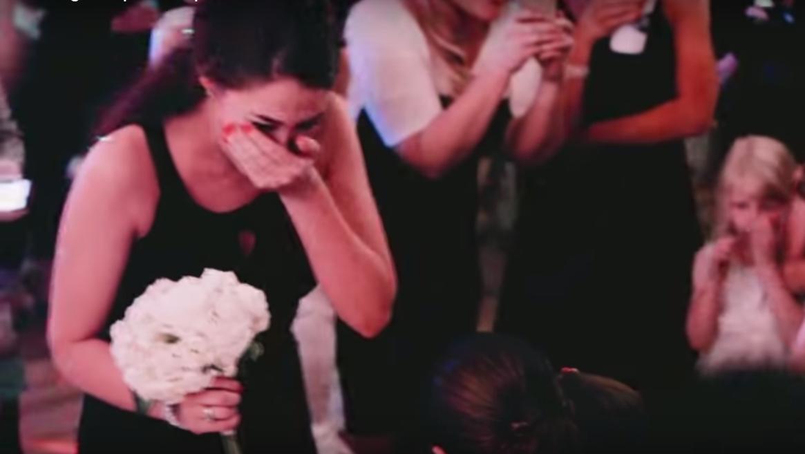 Miren lo que ocurrió cuando esta jven esperaba agarrar el ramo de la novia