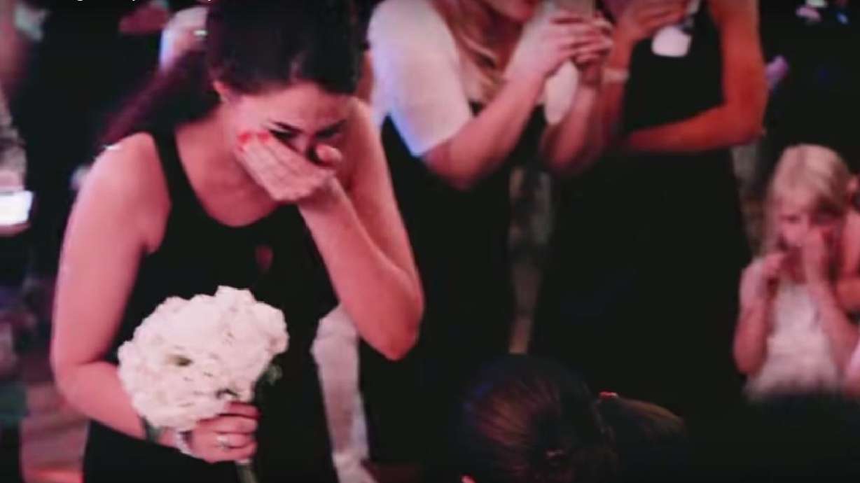 Miren lo que ocurrió cuando esta jven esperaba agarrar el ramo de la novia