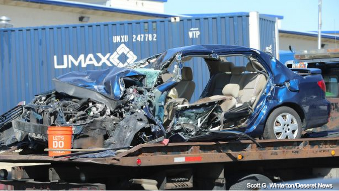 Hombre de UT muere al tratar de pasar entre camión y remolque para no tener que esperar 