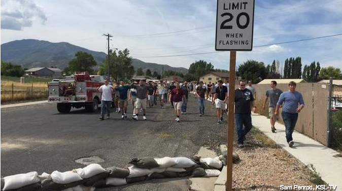 Canal se rompe en localidad de UT; comunidad trabaja para prevenir inundación 
