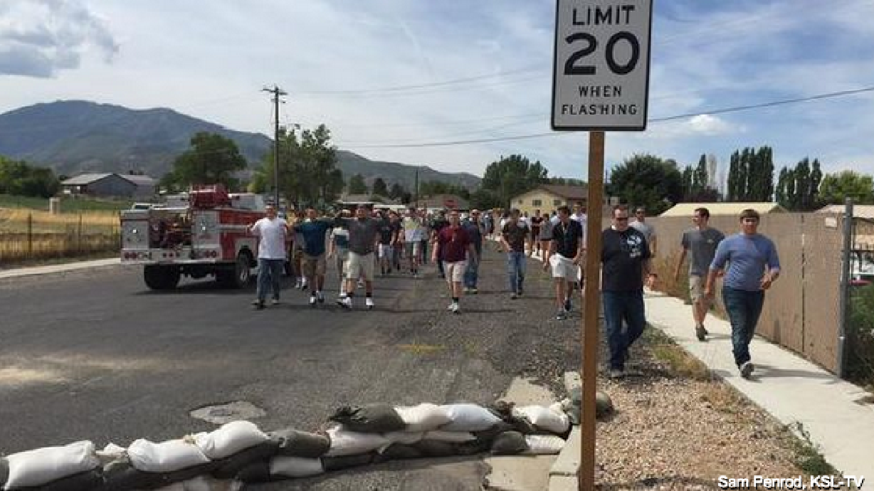 Canal se rompe en localidad de UT; comunidad trabaja para prevenir inundación