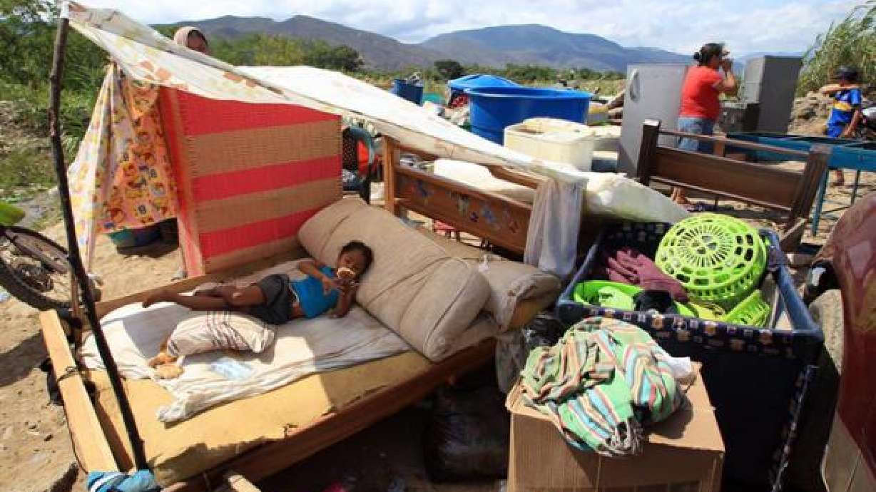 Colombianos abandonan Venezuela ante crisis fronteriza